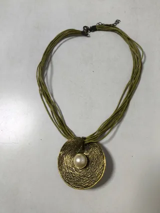 Collar bronce con perla y cordones verdes