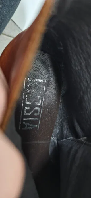 Botines de piel marrones con tachuelas