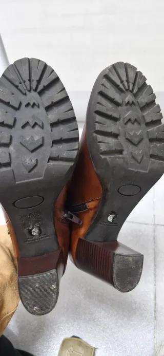 Botines de piel marrones con tachuelas