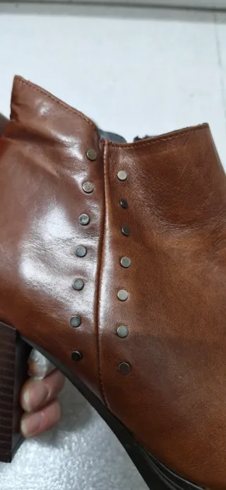 Botines de piel marrones con tachuelas