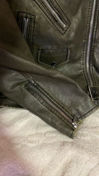 Chaqueta efecto piel verde militar