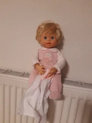 Muñeca bebé rubia con pijama rosa