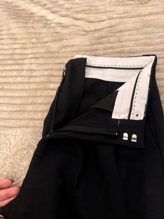 Pantalón fluido con pinzas negro