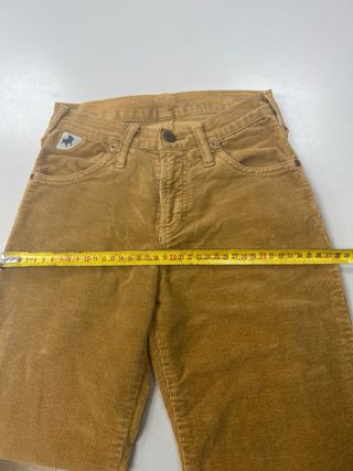 Pantalón de pana ligeramente acampanado marrón