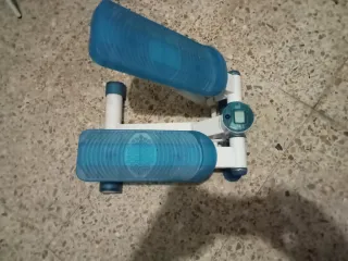 Andador de pies azul