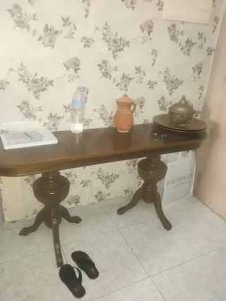 Mesa de madera y terracota