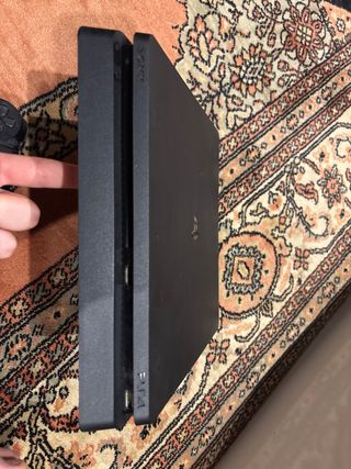 PS4 (PlayStation 4) con 2 mandos y juego