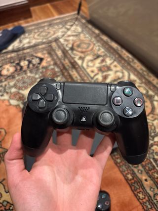 PS4 (PlayStation 4) con 2 mandos y juego
