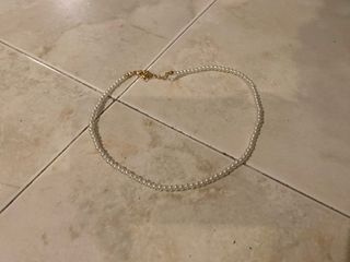 Collar de perlas y cadena dorada