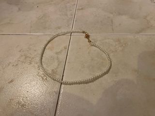 Collar de perlas y cadena dorada