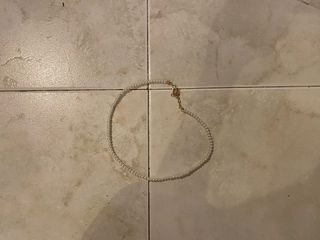 Collar de perlas y cadena dorada