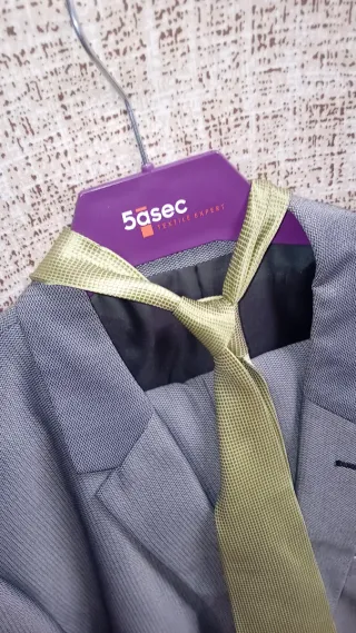 Traje gris con corbata verde