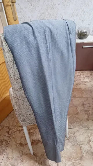 Traje gris con corbata verde
