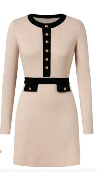 Vestido beige de punto con cinturón negro