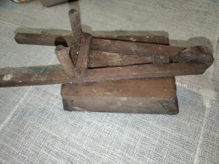 Carretilla miniatura antigua de madera