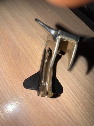 Quitagrapas metálico