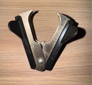 Quitagrapas metálico