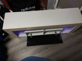 Mesa TV moderna blanca con LED