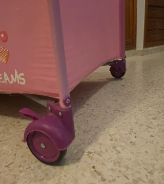 Cuna de viaje rosa y morada