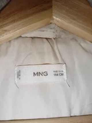 Chaleco de pelo beige y blanco