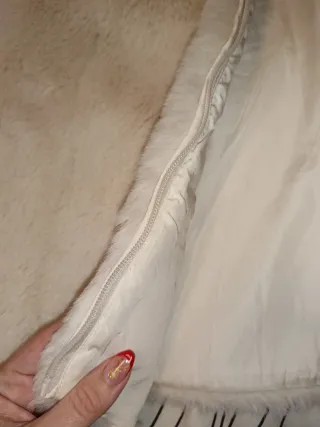 Chaleco de pelo beige y blanco