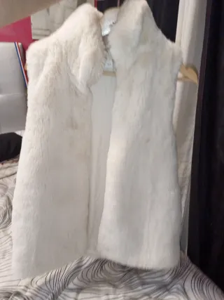 Chaleco de pelo beige y blanco