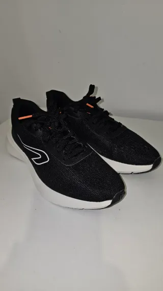 Zapatillas Decathlon Negras y Blancas