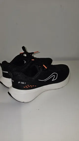 Zapatillas Decathlon Negras y Blancas