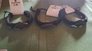 Pulsera de cuero con detalle madera