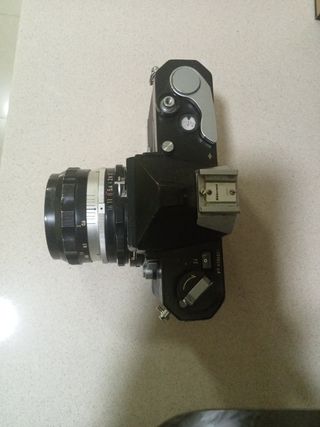 Cámara Nikon Nikkormat Analógica con Objetivo
