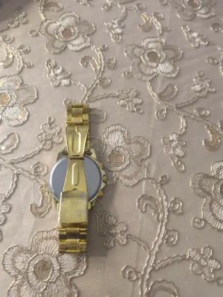 Reloj de pulsera dorado y negro