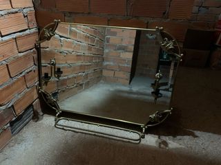 Espejo vintage de bronce dorado con candelabros.