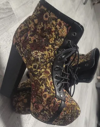 Botines de tacón con cordones
