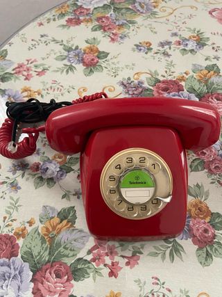 Teléfono antiguo de disco Telefónica rojo