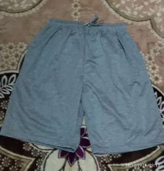 Pantalón corto deportivo gris