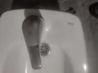 Bidét de porcelana blanco sin uso