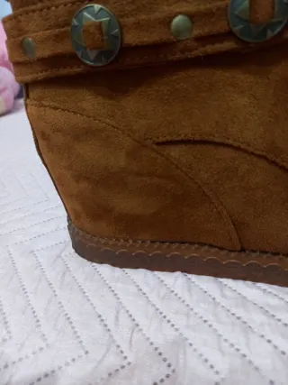 Botas de ante marrones con plataforma por dentro