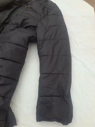 Abrigo acolchado negro T48. Medidas en descripción