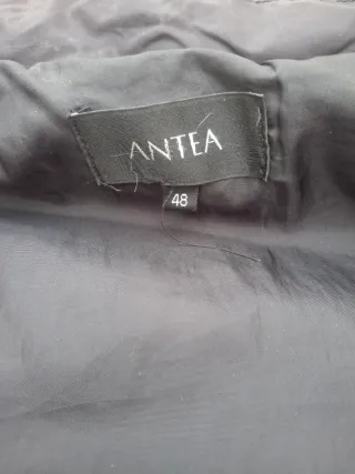 Abrigo acolchado negro T48. Medidas en descripción