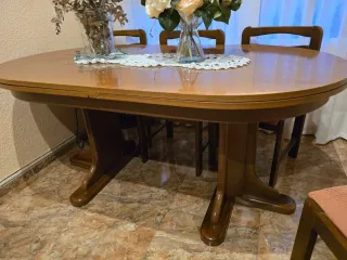 Mesa de comedor de madera