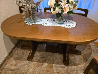 Mesa de comedor de madera
