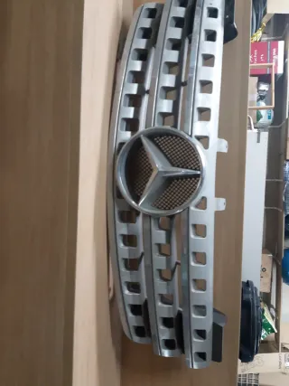 Parrilla Mercedes con Logo Estrella