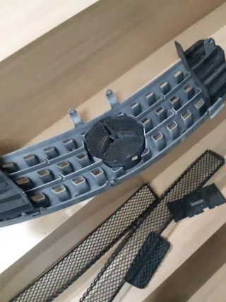 Parrilla Mercedes con Logo Estrella