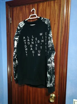 Sudadera negra con estampado de ciudad