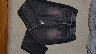 Pantalones vaqueros negros rotos