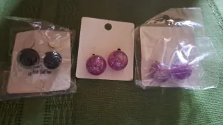 Pendientes grandes por delante, y pequeños por det