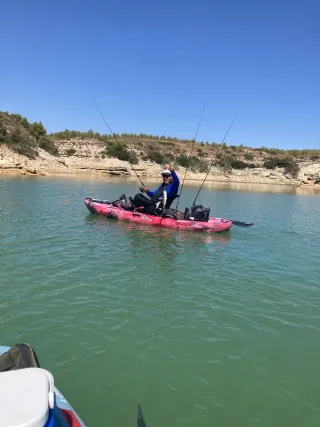 Kayak de pesca rosa casi nuevo