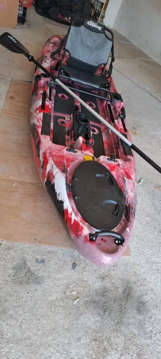 Kayak de pesca rosa casi nuevo