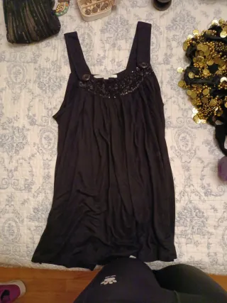 Top negro lentejuelas y botones