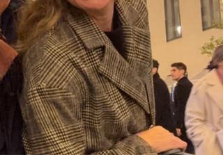 Abrigo de cuadros gris y negro